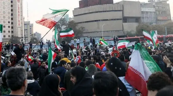 فیلم شادی دختر جوان بی روسری روی ماشین پلیس  ! / خارج نشین ها کم آوردند