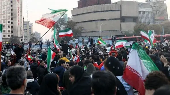 فیلم شادی دختر جوان بی روسری روی ماشین پلیس  ! / خارج نشین ها کم آوردند