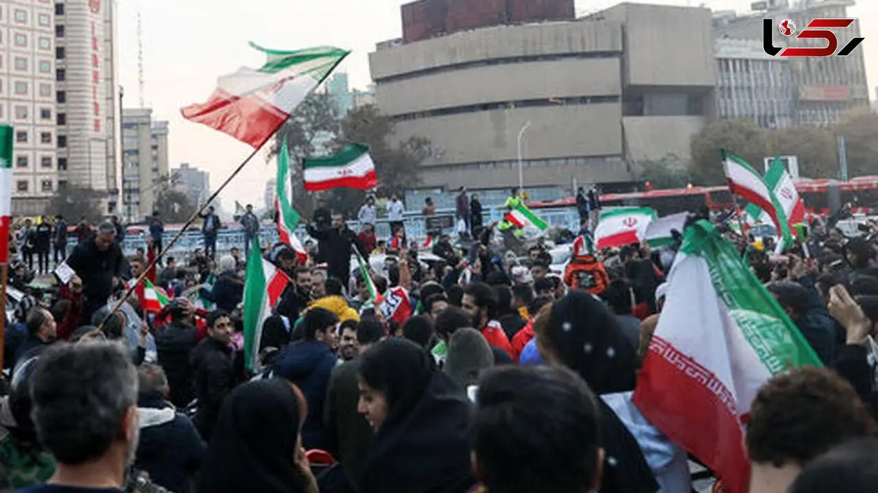 فیلم شادی دختر جوان بی روسری روی ماشین پلیس  ! / خارج نشین ها کم آوردند