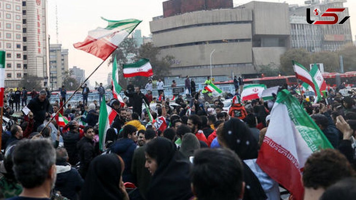 فیلم شادی دختر جوان بی روسری روی ماشین پلیس  ! / خارج نشین ها کم آوردند