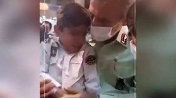 فیلم گریه های پسر 6 ساله شهید باغبان زاده / سقوط هلیکوپتر حامل صندوق رای این کودک را داغدار کرد