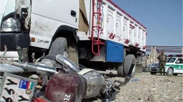 زیر گرفتن 2 موتور سیکلت توسط راننده کامیون دارابی