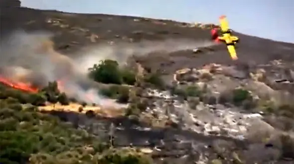 ببینید / لحظه تلخ سقوط و انفجار هواپیمای یونانی در هنگام عملیات اطفا حریق