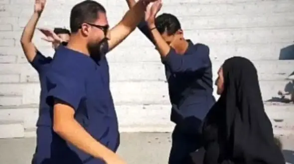 فیلم آواز و رقص مادر پیر و پسرش با آهنگ ناز نکن ناز نکن بخاطر فارغ تحصیلی