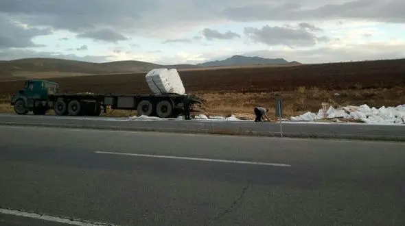 واژگون شدن تریلی حامل مواد پتروشیمی مهاباد+ عکس