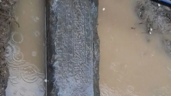کشف یک سنگ قبر 1200 ساله