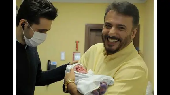 عکس تی شرت بامزه پدربزرگ سینما ایران/ سید جواد هاشمی با این تی شرت همه را غافل گیر کرد