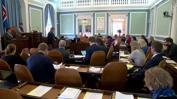 آشنای نخست وزیر ایسلند 12 سال دختر خوانده خود را آزار می داد / دولت ایسلند سقوط کرد 