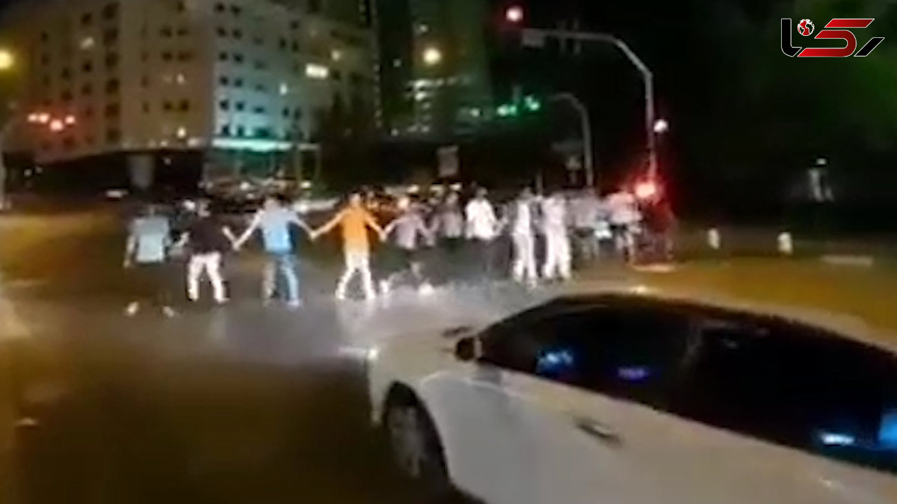 رقص جوانان ایرانی در خیابان ها برای دور کردن مردم از افسردگی + فیلم 
