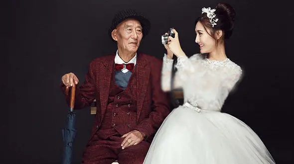 دختر جوان با داماد خیالی عروسی کرد / پدربزرگش ساقدوش او شد! +عکس