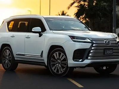 قیمت لکسوس LX600 در ایران 5 برابر امارات / زیاده‌خواهی دولت از واردات خودرو
