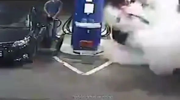 درس فراموش نشدنی کارمند پمپ بنزین به راننده سیگاری + فیلم