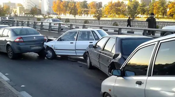 عکس تصادف زنجیره ای در آزادراه کرج / له شدن 10 خودرو !