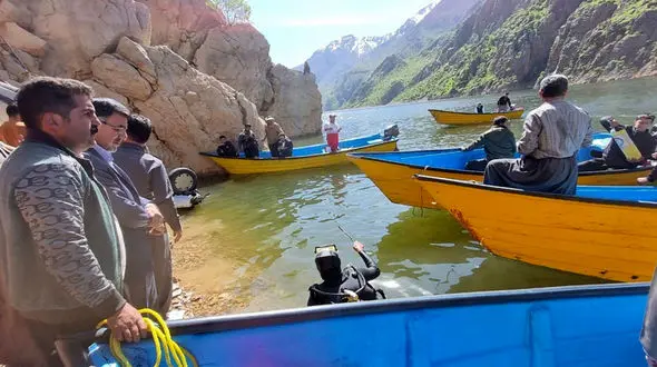 فیلم جگر سوز از بیرون کشیدن اجساد مسافران سد داریان / آب ماشین و سرنشینانش را بلعید 