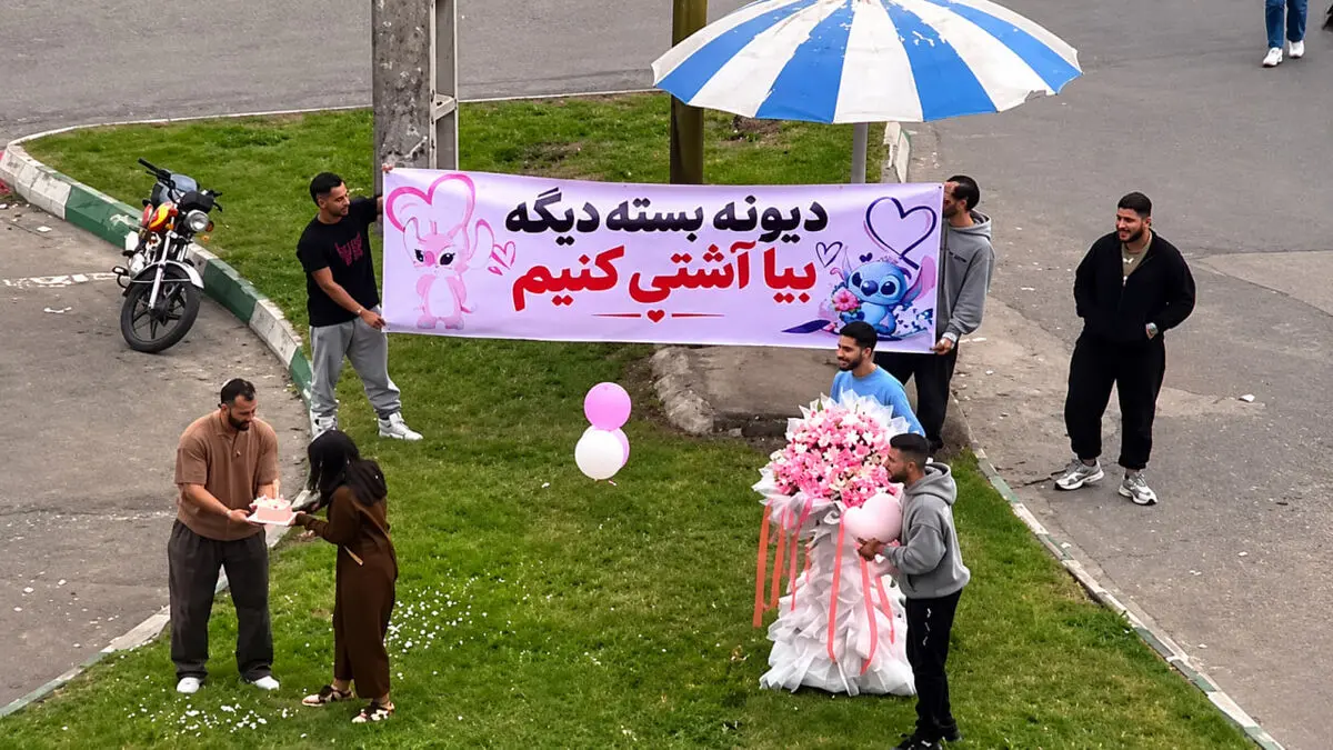 فیلم آشتی‌خواهی متفاوت پسر عاشق پیشه در میدان سرگل رشت / دیونه بسته دیگه بیا آشتی کنیم