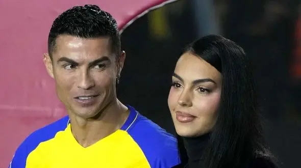 خیابون گردی شبانه رونالدو و زنش در عربستان | عکس دونفره رونالدو و خانومش کنار برج خلیفه