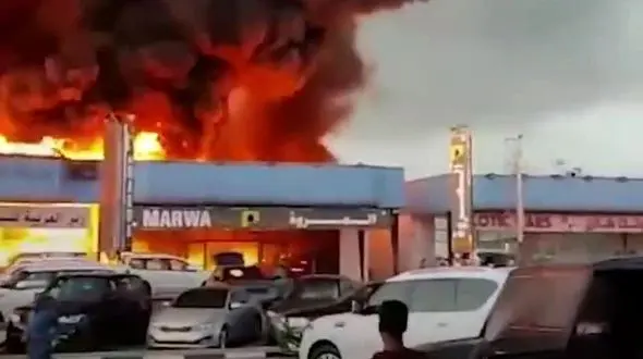 آتش سوزی در نمایشگاه خودرو دبی / ۶۰ خودرو لوکس نابود شد + فیلم