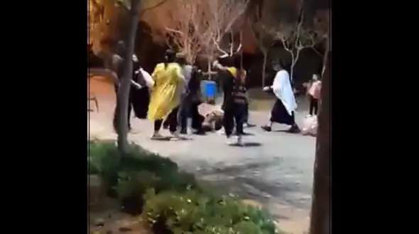 فیلم حمله دختران بی‌حجاب به خانم محجبه در قم / حجابش را برداشتند !