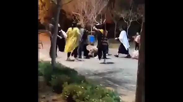 فیلم حمله دختران بی‌حجاب به خانم محجبه در قم / حجابش را برداشتند !