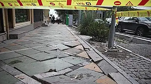 شکستگی لوله آب، علت انسداد خیابان مولوی/ احتمال فرونشست زمین به دلیل نشت آب 