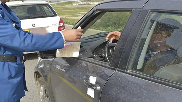 مادر و دختر پلیس را کتک زدند و لباس اش را پاره کردند