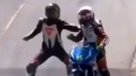 واکنش عجیب دو موتورسوار در پیست مسابقه + فیلم