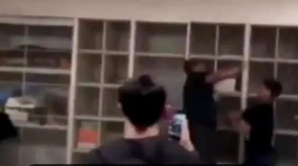 فیلم مشت زدن معلم و دانش آموز به سمت یکدیگر / معلم به اتهام کودک آزاری دستگیر شد