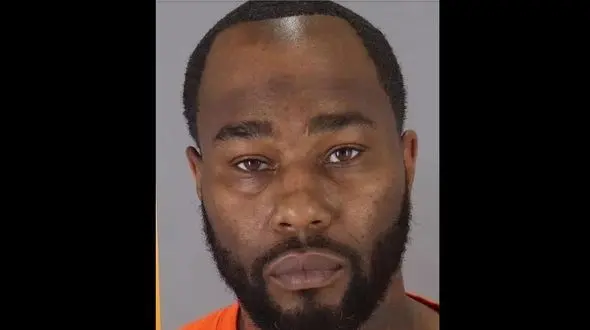 راننده تاکسی پلید پس از پیاده کردن مسافران به خانه آنها می رفت!