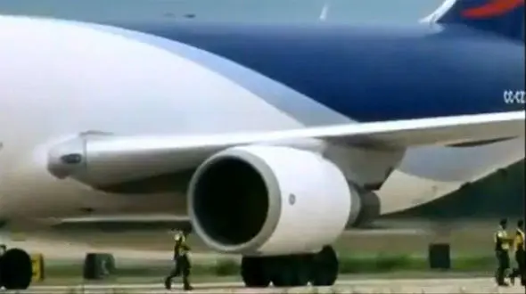 ببینید / ویدیویی وحشتناک از بلعیده شدن خدمه فرودگاه دبی توسط موتور غول پیکر جت