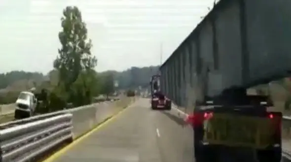 سازه عظیمی که باعث واژگونی تریلی شد + فیلم