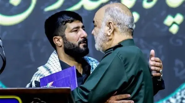 اعطای تندیس ملی فداکاری به جوان فداکار در حادثه تروریستی شاهچراغ