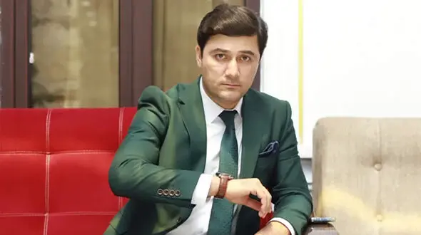 عکس| سفر زمان؛ «دولت» 2 سال بعد سریال پایتخت 7 در تاجیکستان و در کنار خودروی لوکس اش