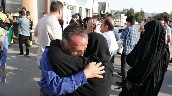 آزادی یک پدر زندانی در همدان پس از ۱۰ سال + عکس