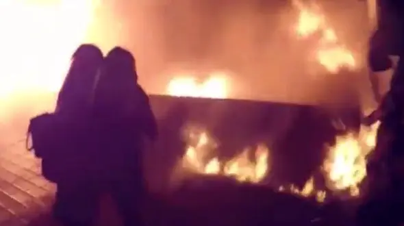 آتش نشانان نتوانستند یک خانه را خاموش کنند + فیلم