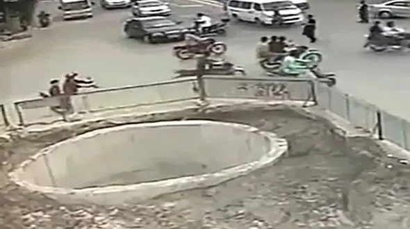 این موتور سوار خیلی ناشی بود! / همه را به هم ریخت + فیلم