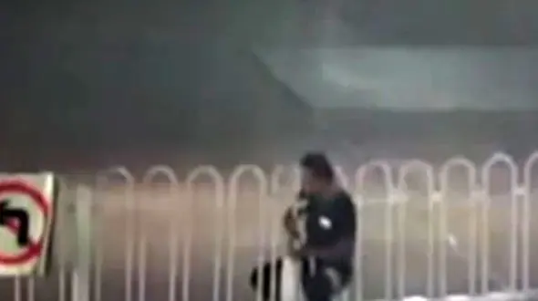 لحظه گیر کردن مرد جوان در گاردریل وسط بزرگراه +فیلم