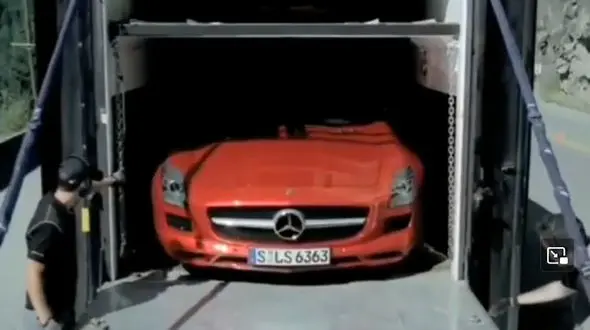 ببینید / لحظه عجیب حرکت مرسدس بنز روی دیواره و سقف تونل توسط مایکل شوماخر