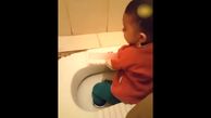گیر کردن پای کودک 1/5 ساله در کاسه توالت + فیلم 