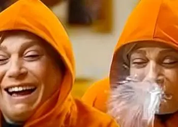 فیلم/ پشت‌ صحنه خنده‌ دار آب بالا آوردن گوهر خیراندیش در سریال «لالایی» / شما ذخیره مایعاتتون تکمیله