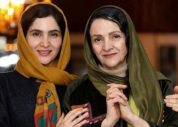 تصویری دلنشین از گلاب آدینه و دخترش در پشت صحنه تئاتر!