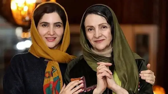 تصویری دلنشین از گلاب آدینه و دخترش در پشت صحنه تئاتر!