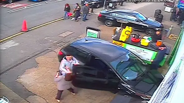 حمله جوان بی پروا به یک زن در لندن + فیلم