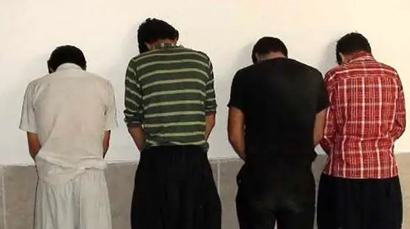 فریبا تنها بود که 2 قلدر پلید را دور خودش دید + عکس