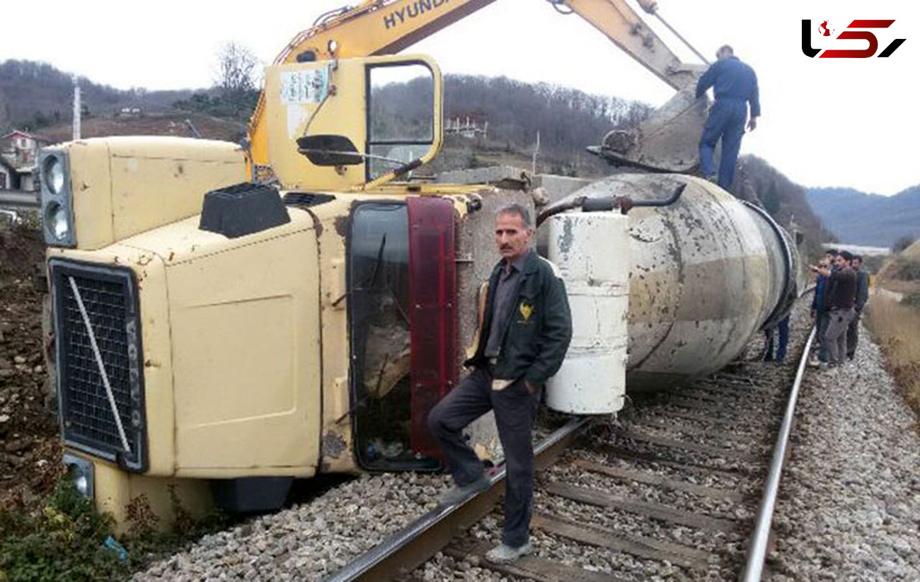واژگونی کامیون سیمان روی ریل راه آهن