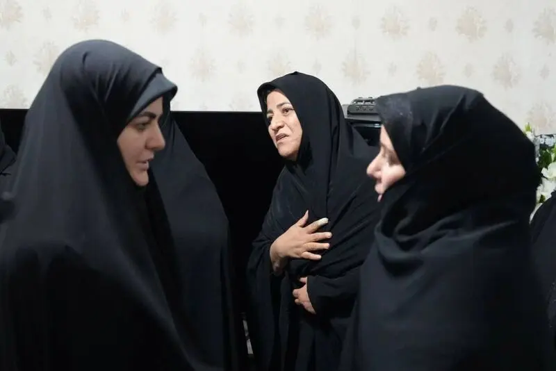 دختر پزشکیان به دیدار خانوادهٔ شهید رحیم‌پور رفت