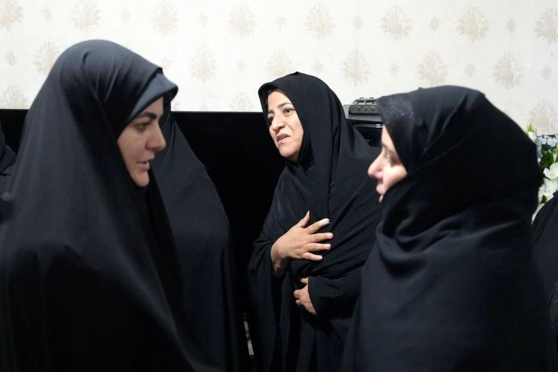 دختر پزشکیان به دیدار خانوادهٔ شهید رحیم‌پور رفت