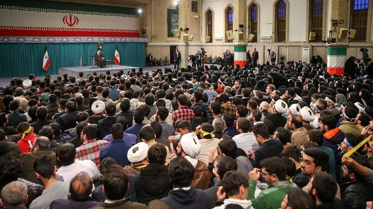 دیدار جمعی از رأی اولی‌ها و خانواده‌های شهدا با رهبر انقلاب حضرت آیت الله العظمی سید علی خامنه ای 1402/12/9
