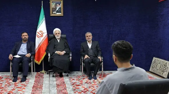 فیلم مواجهه سازنده کوکتل مولوتوف با رییس قوه قضاییه 