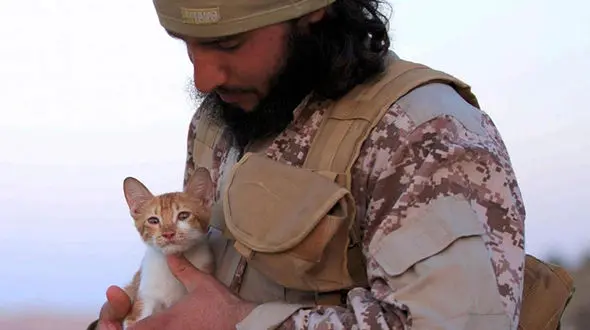 شیوه تبلیغ جدید داعش / سر انسان ها را می برند ؟ ولی به گربه محبت می کنند! +عکس