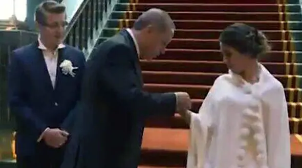 فیلم تقدیر ویژه اردوغان از عروس و داماد در کاخ ریاست جمهوری / این عروس و داماد شب کودتا به خیابان رفته بودند+تصاویر